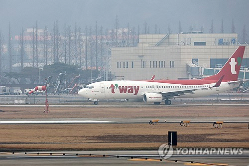 광주공항 활주로 이동하는 티웨이항공 여객기. 연합뉴스
